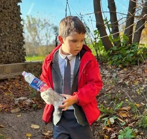 🌿 В Нижнекамске юные натуралисты очистили родник от мусора