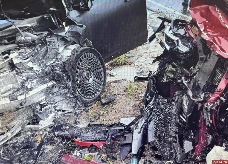 В Псковской области в лобовом столкновении на трассе погибли два человека