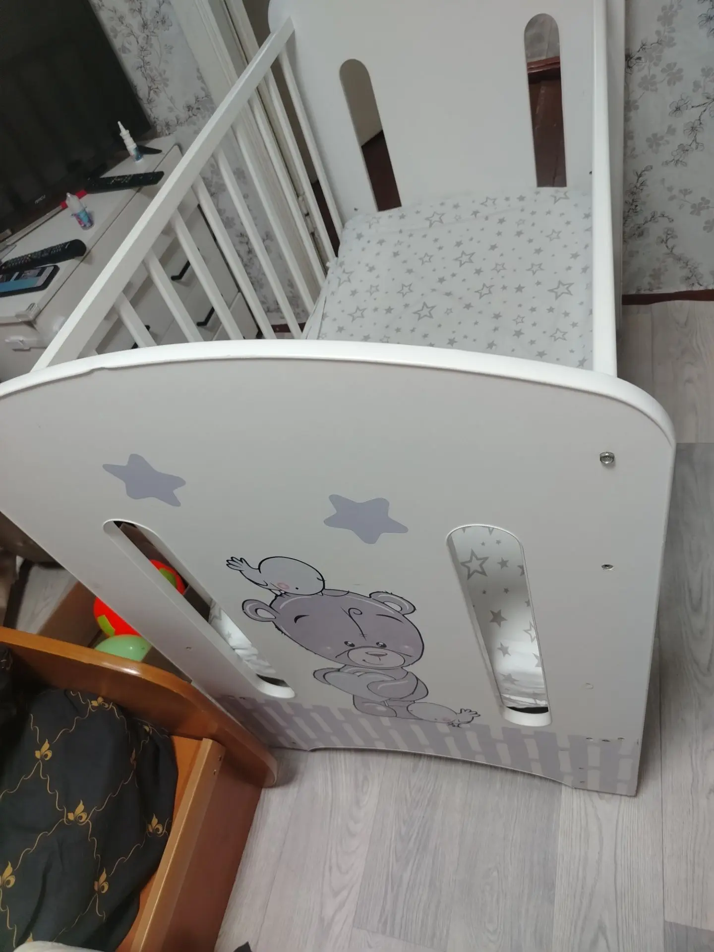 Продам кроватку (с маятником) бортики и матрас (в состояние нового) в комплекте. Цена 3...