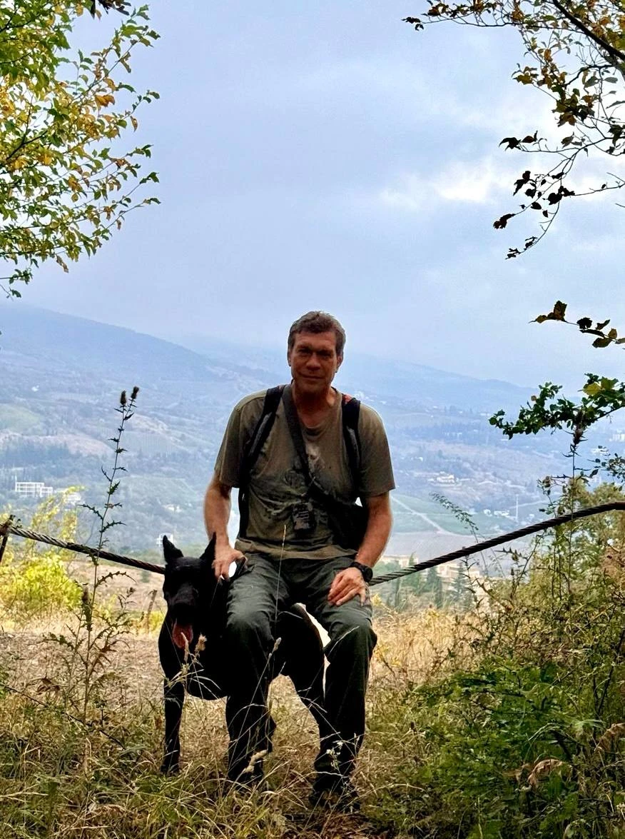 Гуляем с Бесиком на выходных в лесу.