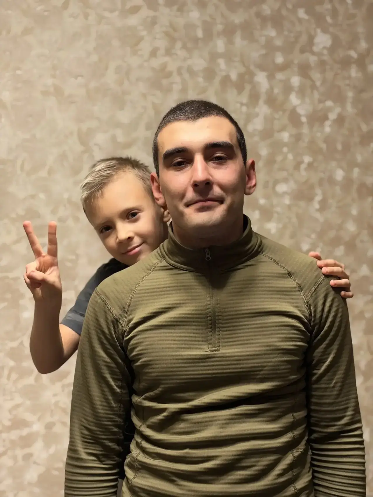 Мой папа — супергерой! Он добрый, служит в армии и командует ребятами. Он мой защитник!