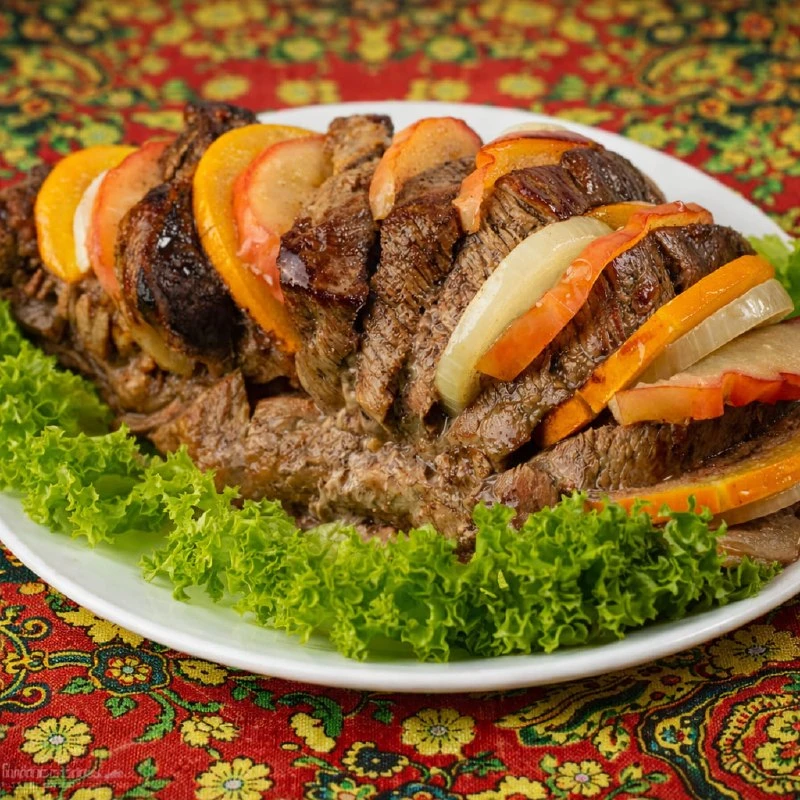 ПРОСТО ПОСМОТРИТЕ, КАК КРАСИВО И АППЕТИТНО ВЫГЛЯДИТ ЭТО ЗАПЕЧЁННОЕ МЯСО. НЕЖНОЕ, СОЧНОЕ...