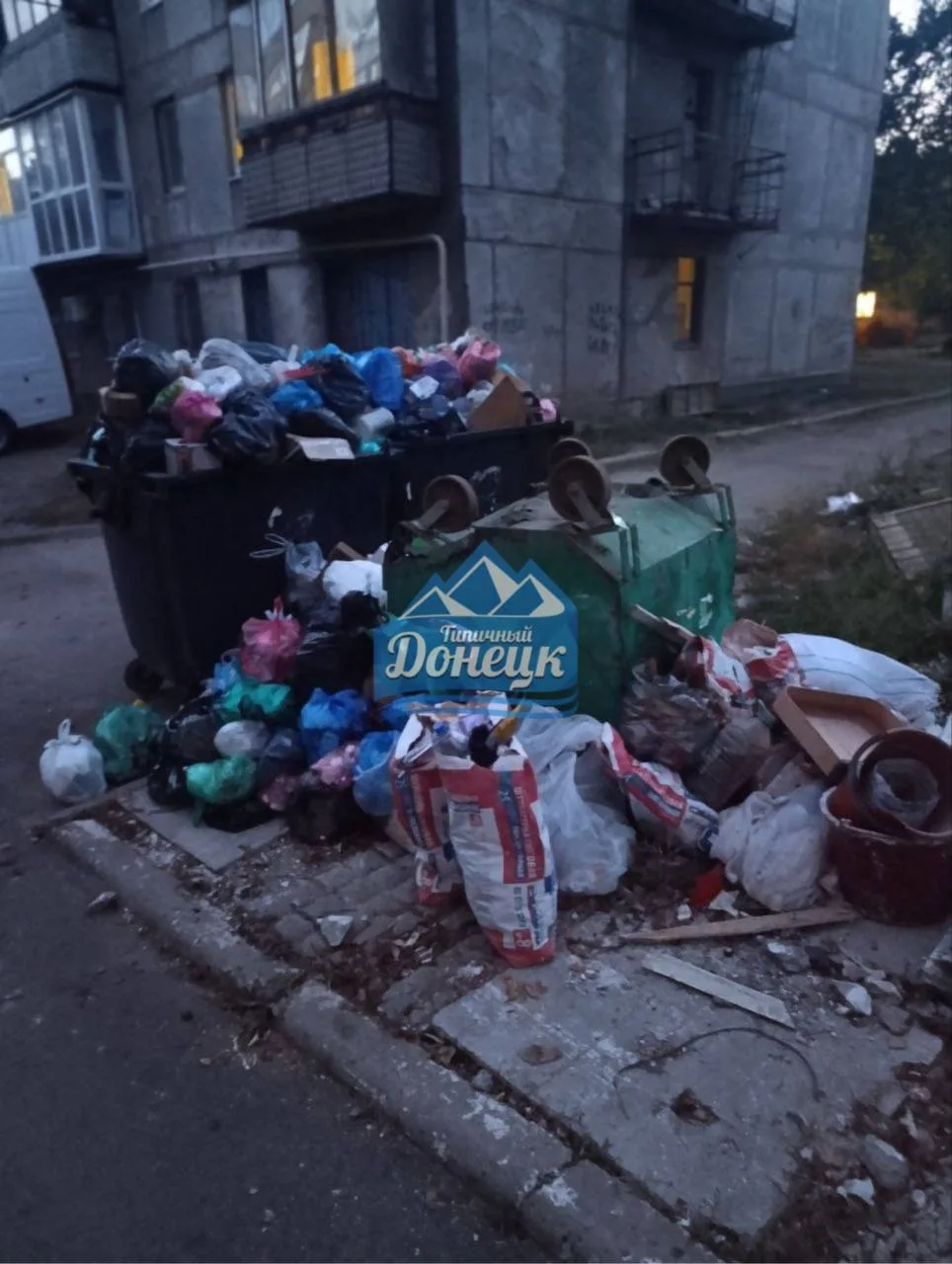 Свалка мусора на ул. Аравийской, 2