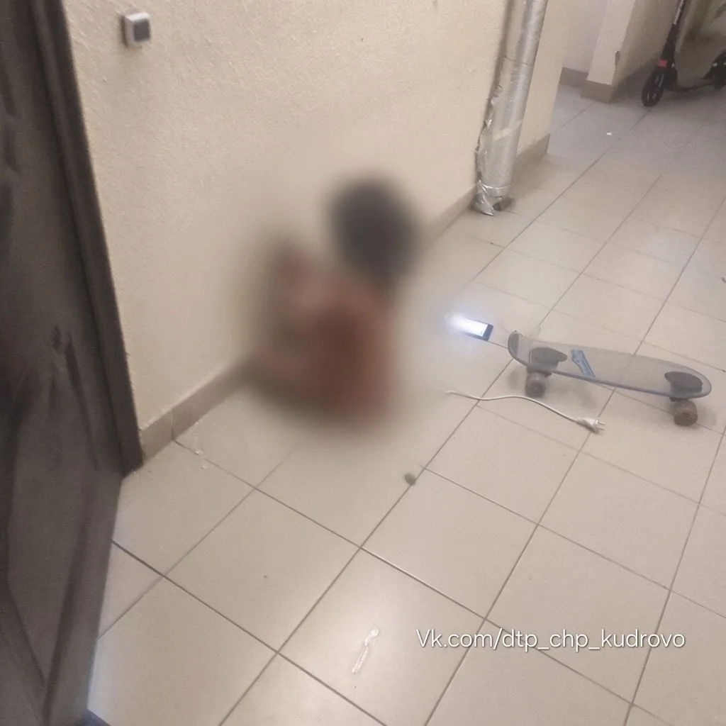 На лестничной клетке в Кудрово нашли раздетую маленькую девочку, прокуратура ведёт пров...
