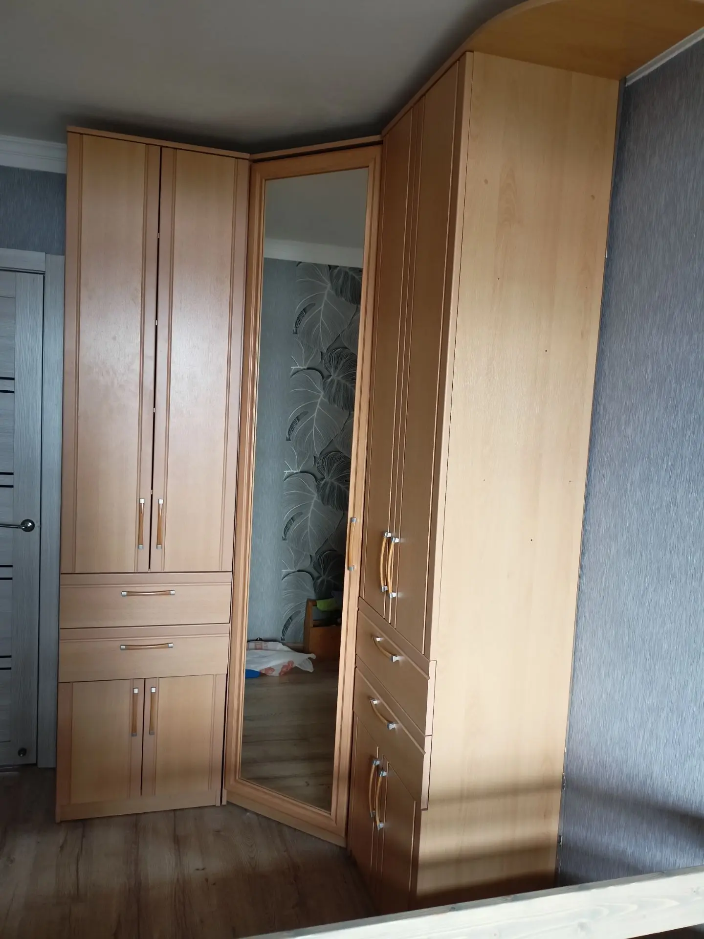 шкаф трёх секционный в спальню, изготовлен из ЛДСП ламинированный пластиком, имитирующи...