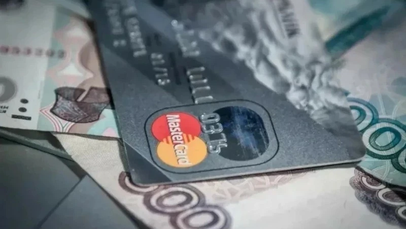 Сахалинец пойдет под суд за кражу 300 тысяч рублей с карты друга