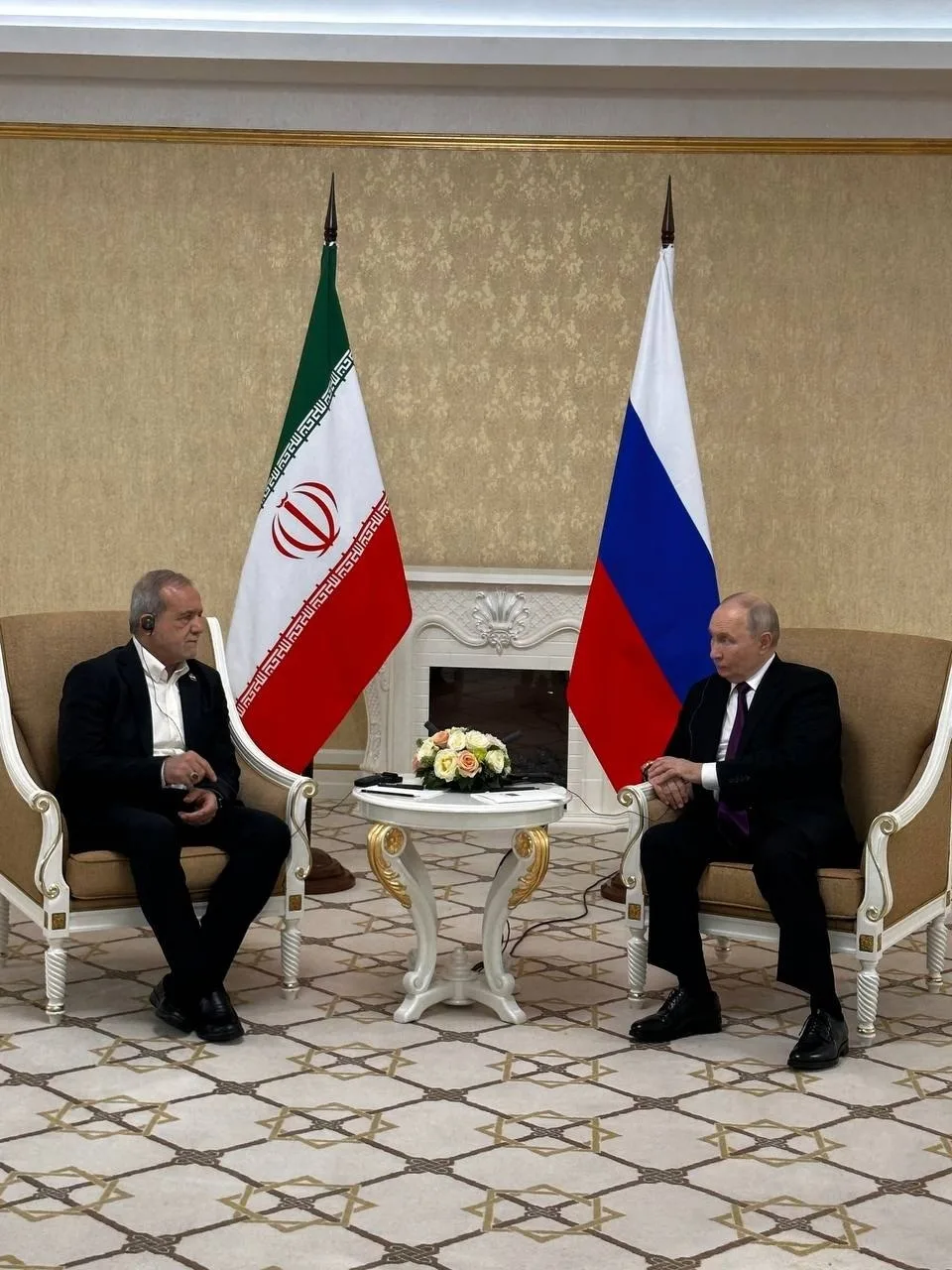 Владимир Путин провёл переговоры с президентом Ирана Масудом Пезешкианом в Туркмении и ...
