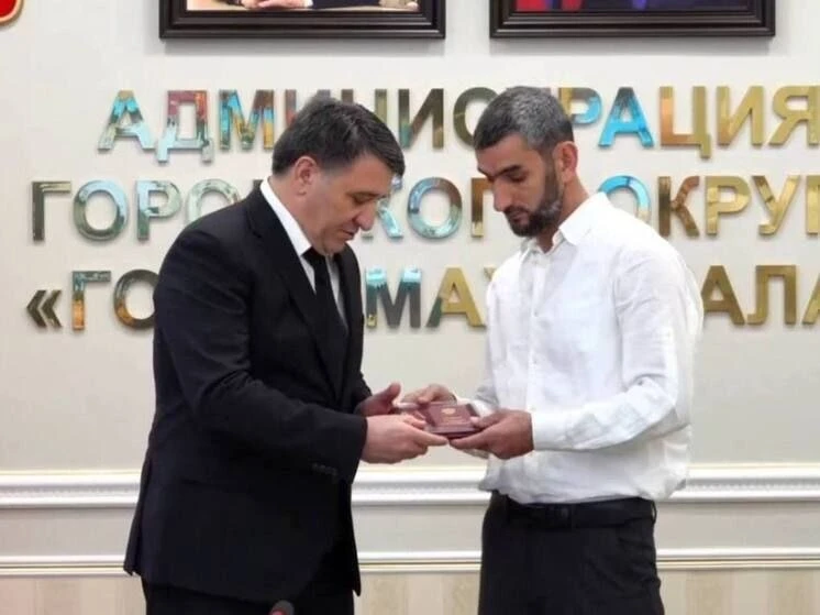 Мэр Махачкалы вручил семьям погибших бойцов СВО 21 орден Мужества