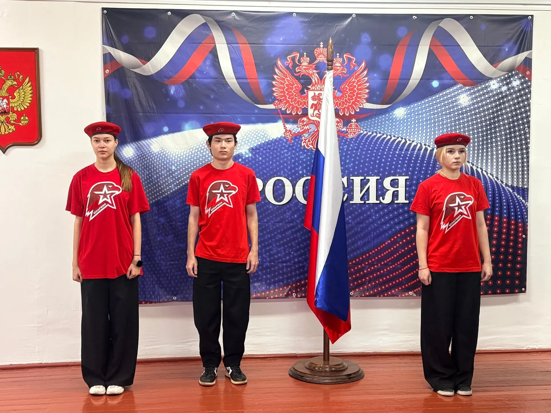 ✅12 октября, утро понедельника в школе традиционно началось с торжественной линейки: це...