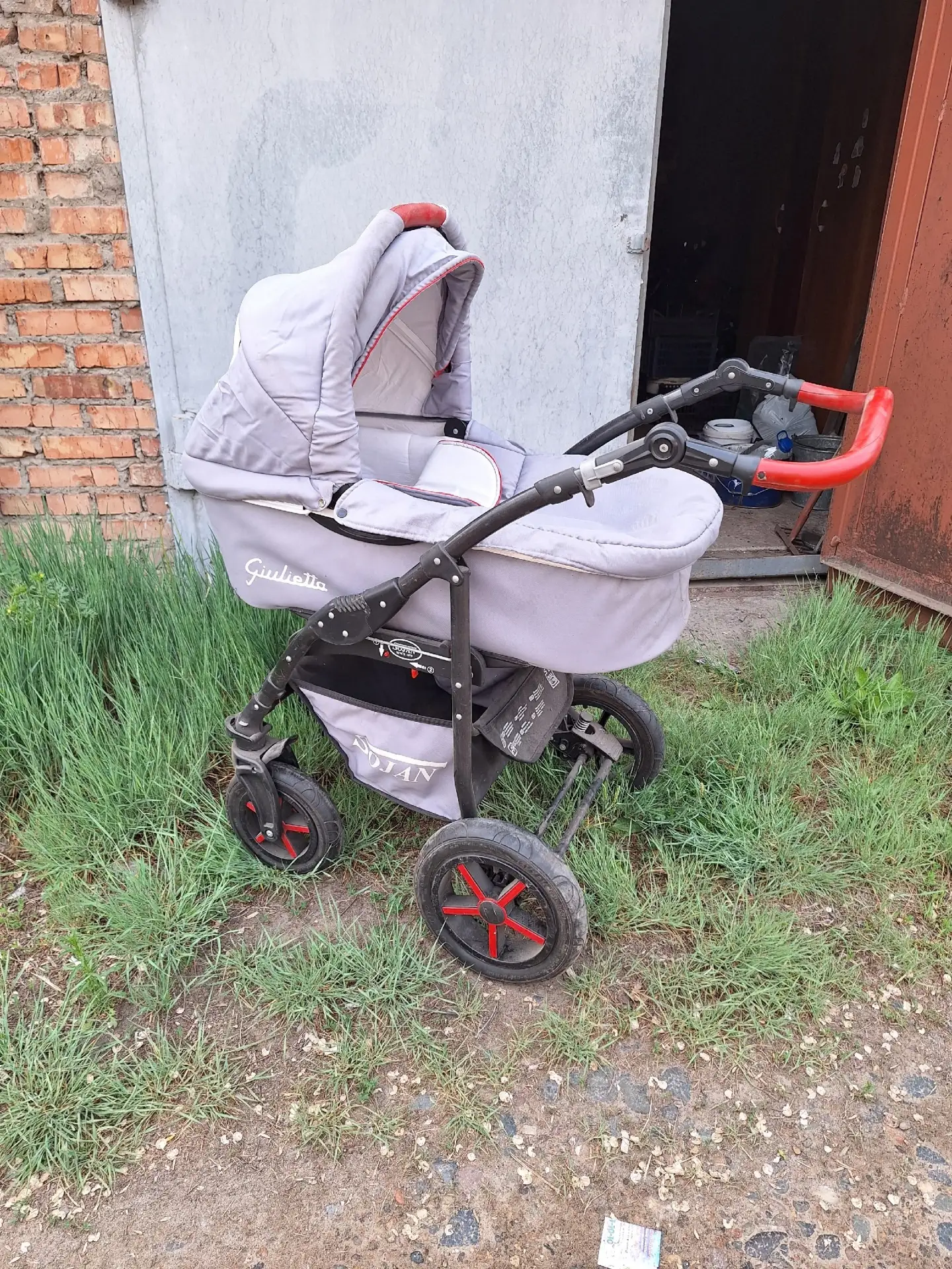 Отдам за овощи (морковь, свекла). Коляска хорошая, не работает только ручка.