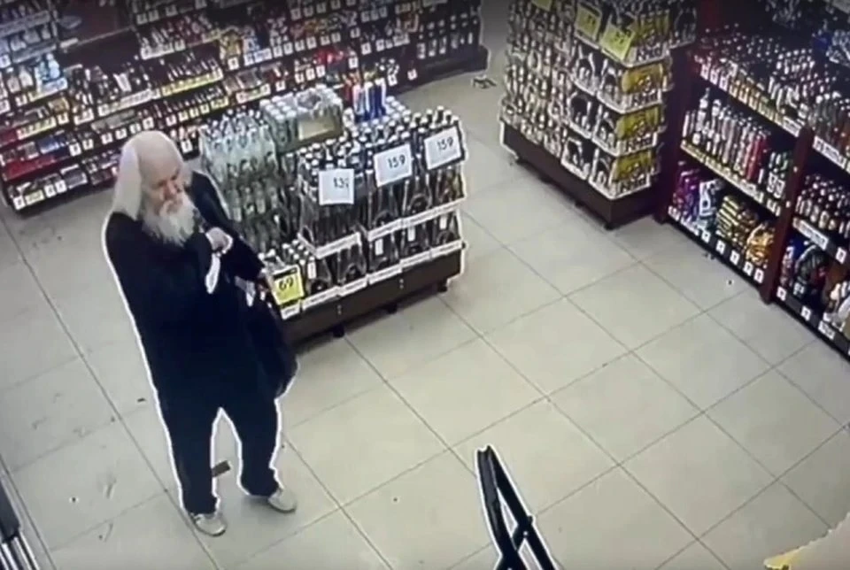 В Нижнем Тагиле дерзкий и колоритный пенсионер с ножом обнес алкомаркет