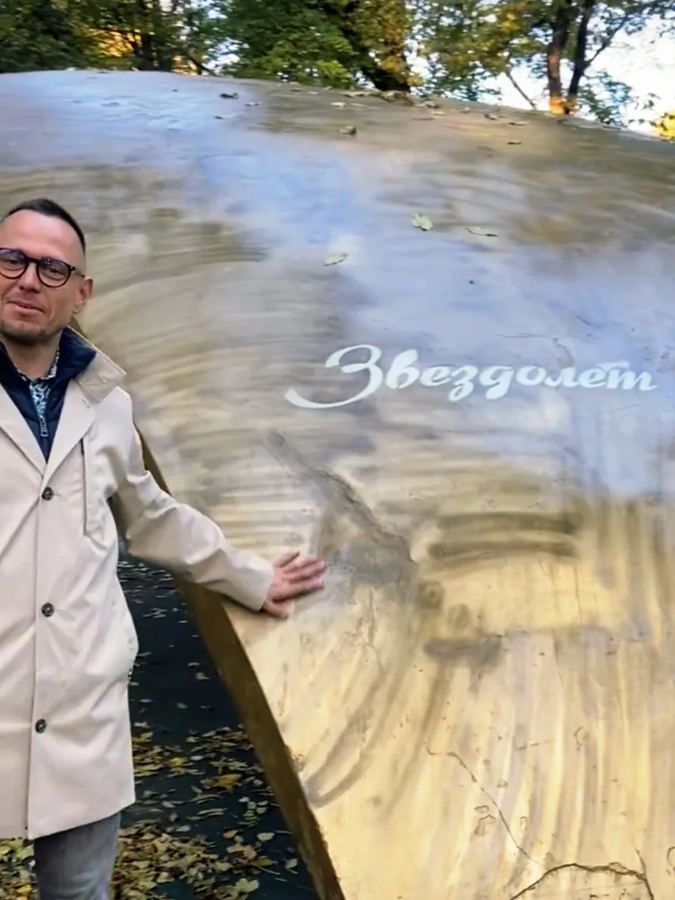 ⚡️ Новгородец Андрей Огнев, в своё время раскрасивший в золото и серебро скульптуры фон...