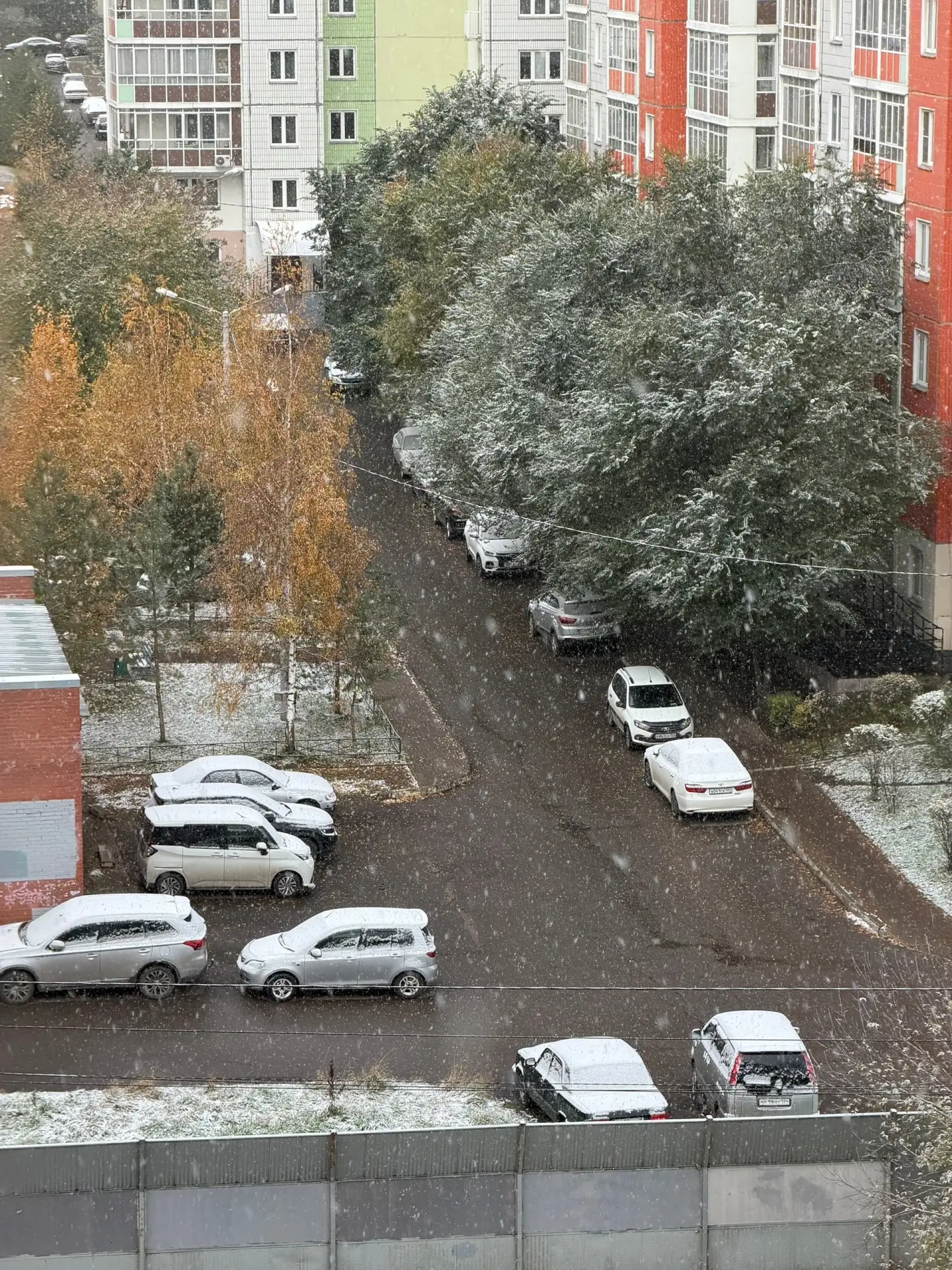 Наши подписчики делятся красивыми кадрами заснеженного города. Зима всё ближе! ❄️