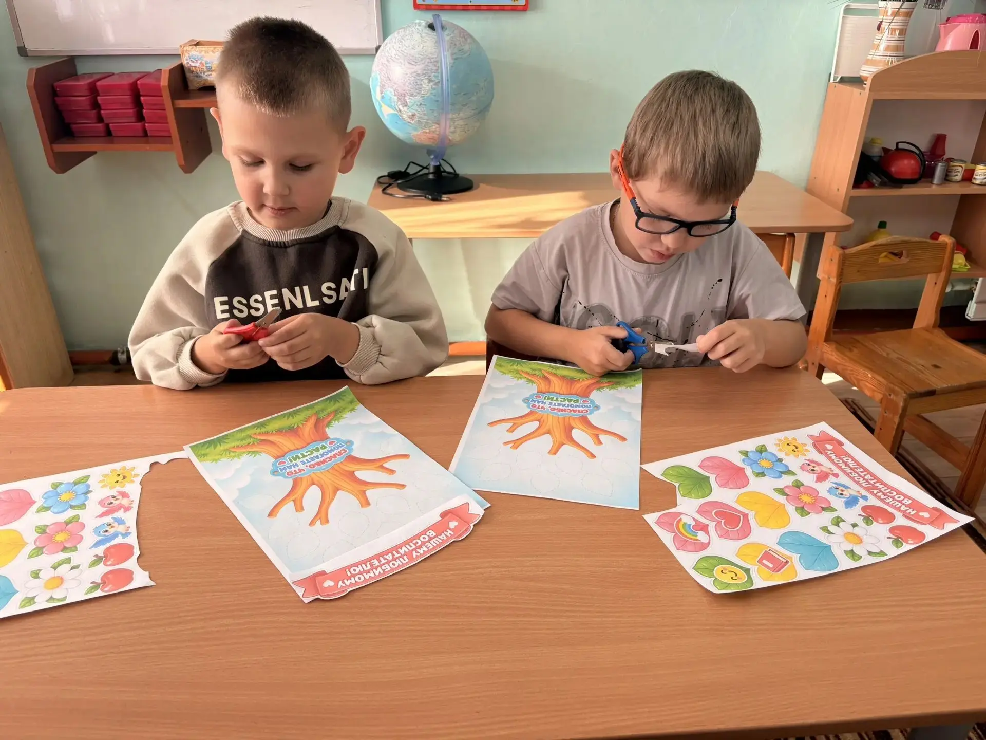 🎉 День дошкольного работника: тёплые поздравления от наших ребят! 🎉