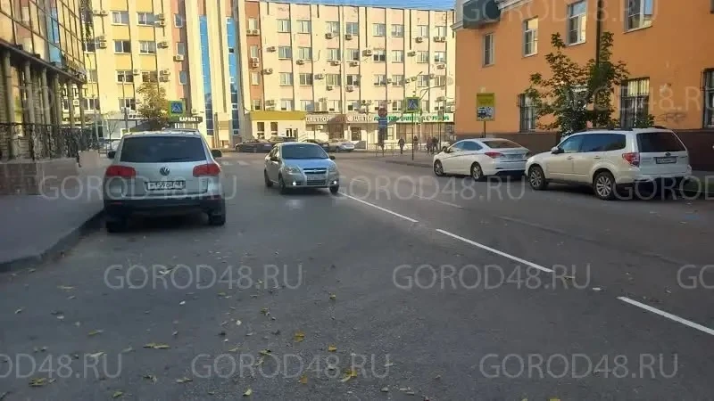 На улице Пушкина машины поехали по встречной полосе