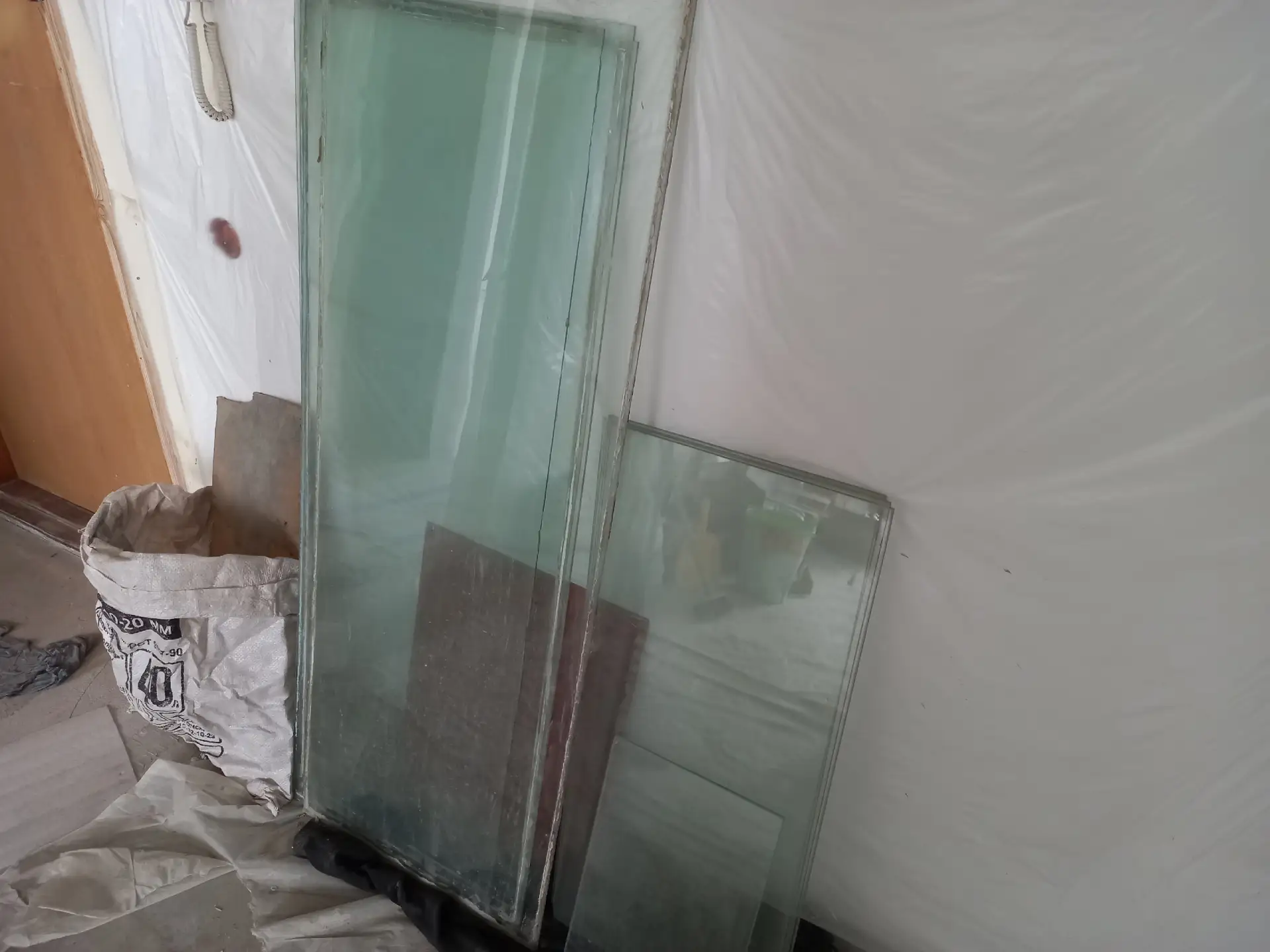 Отдам даром стекла из деревянных рам. 4 шт 100 на 48 см, 4 шт 60 на 40 см примерно. Сам...