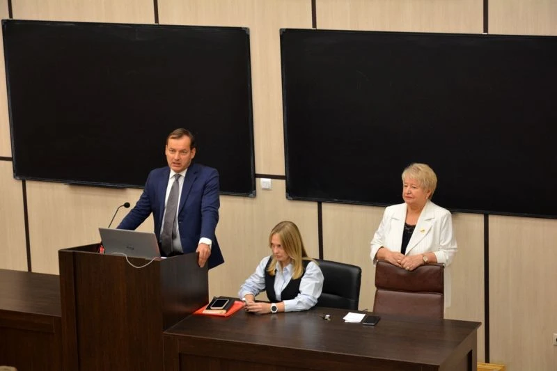 В СМОЛЕНСКЕ СОТРУДНИКИ ПОЛИЦИИ И ОБЩЕСТВЕННИКИ ПРОВЕЛИ ЛЕКЦИЮ ПО ПРОФИЛАКТИКЕ ЭКСТРЕМИЗ...
