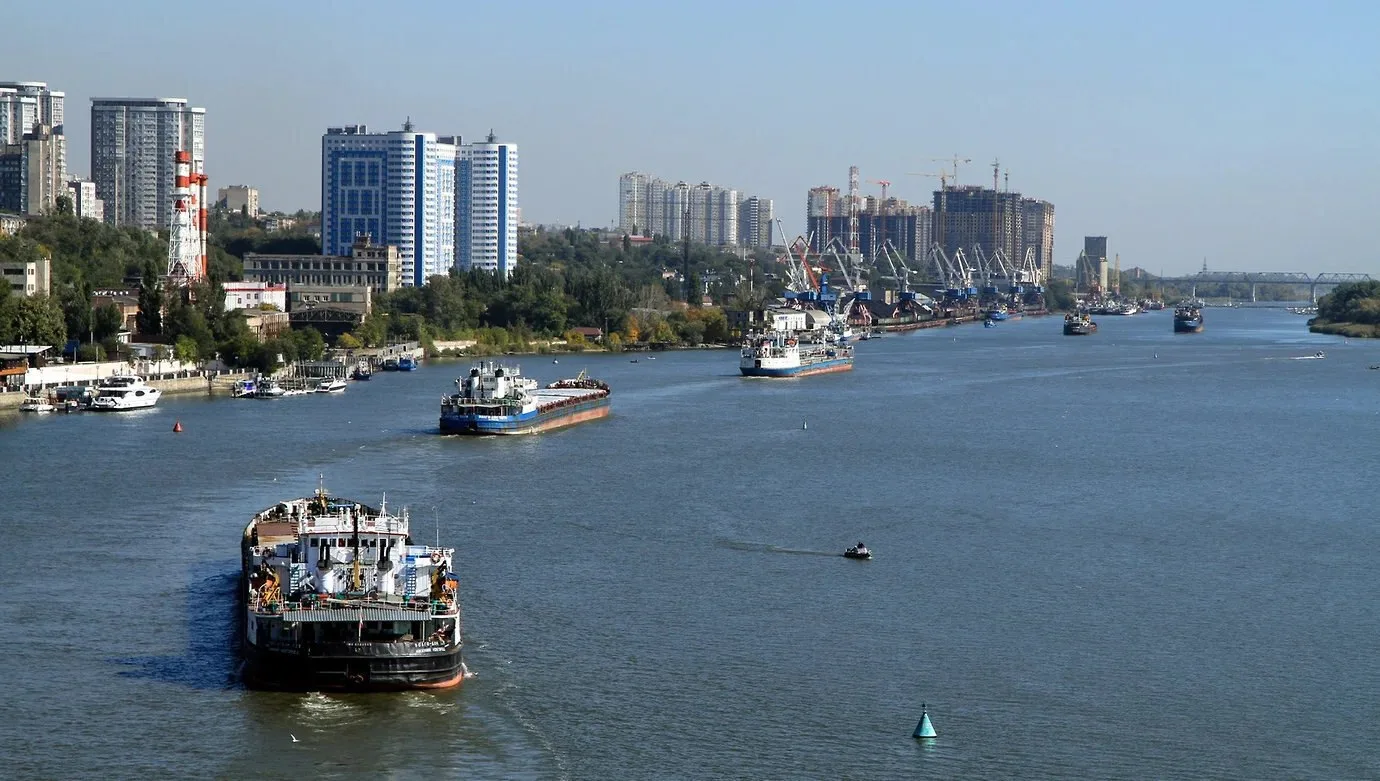 В Азове Ростовской области в результате ночной атаки беспилотников повреждены два судна...