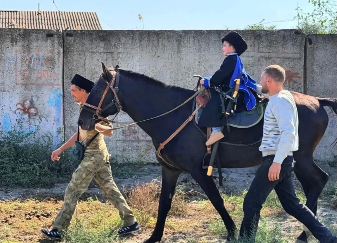 В Кизляре десять мальчиков прошли казачий обряд «Посажение на коня»