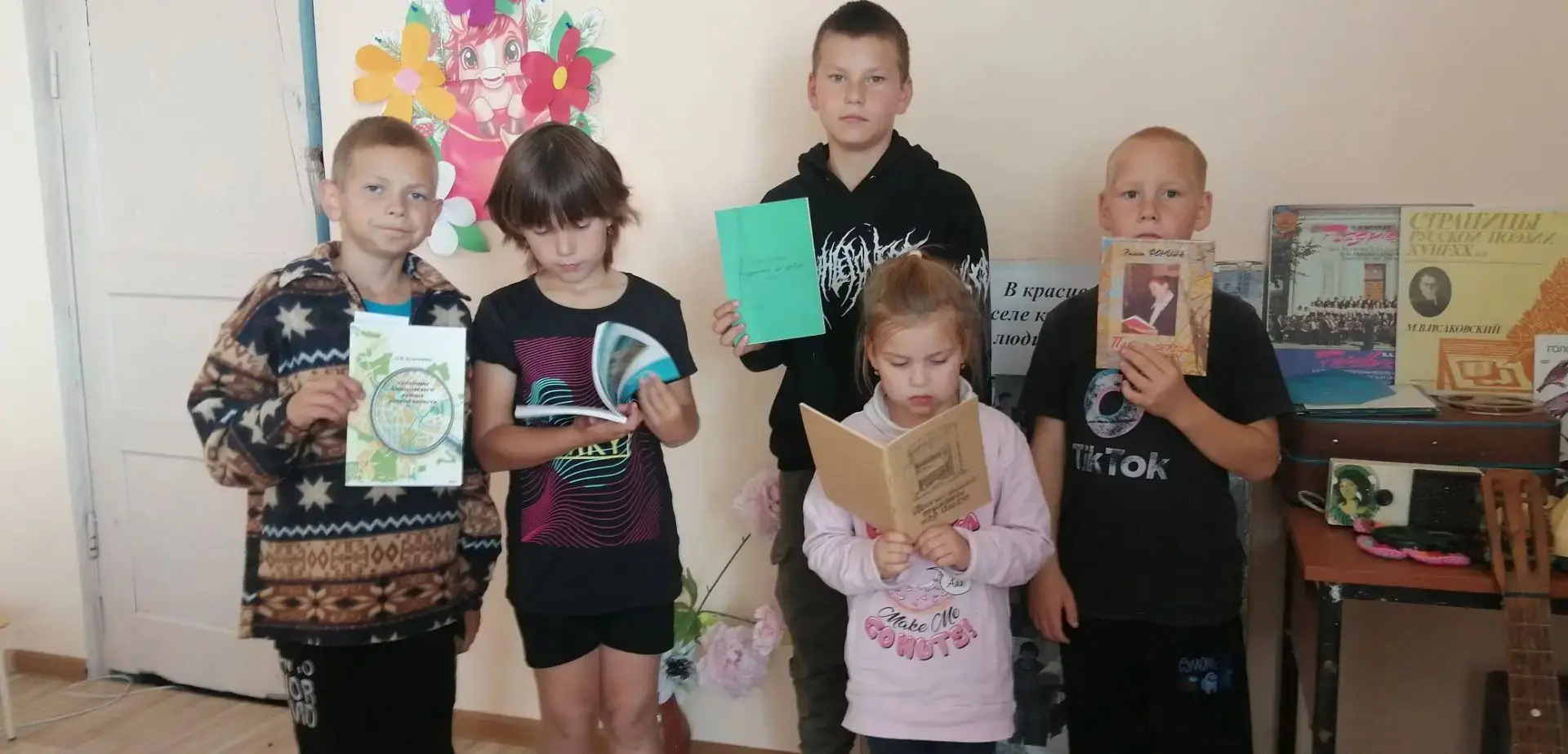 В Новологиновской библиотеке прошел час краеведения "Потянулись туманы над Ошею". Ребят...
