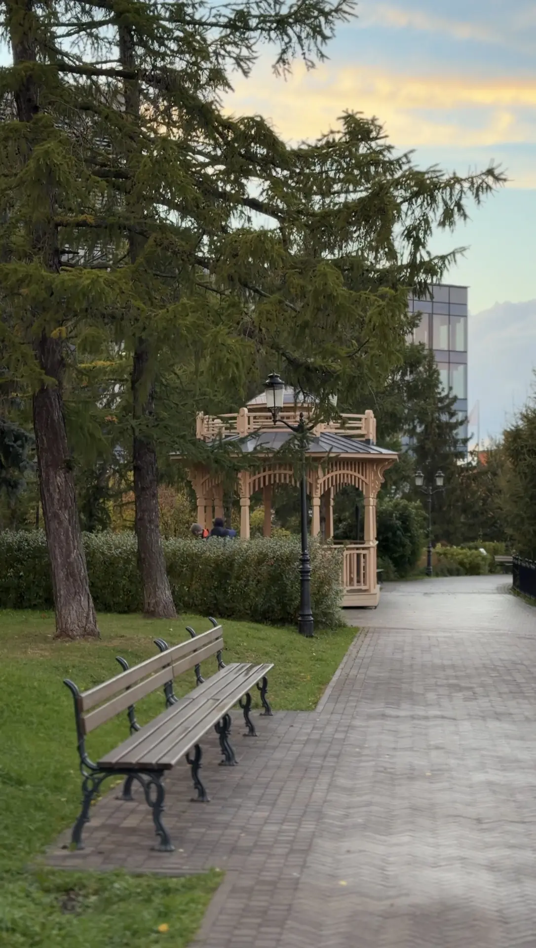 Улица, фонарь, не хватает аптеки))