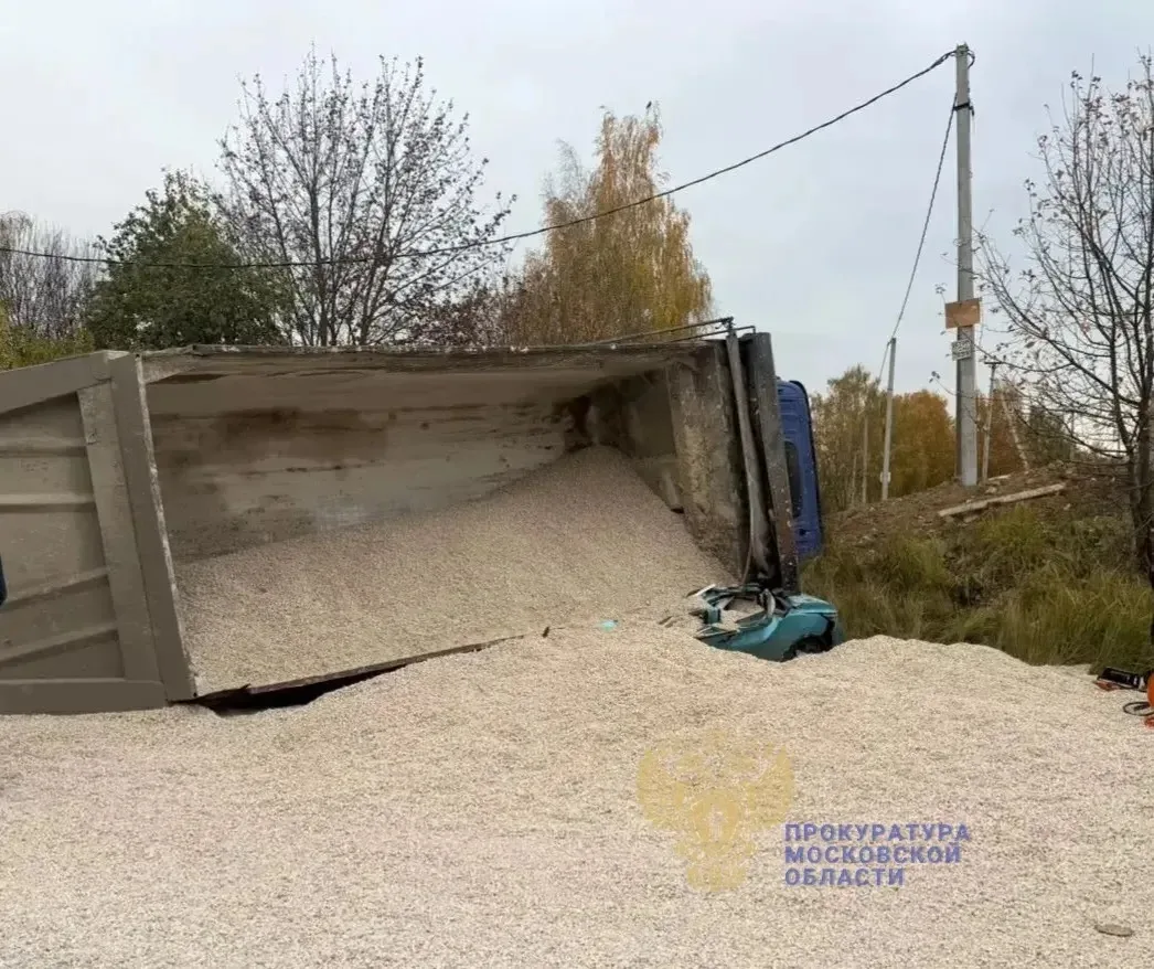 Стала известна личность водителя грузовика, который раздавил легковушку в Домодедово