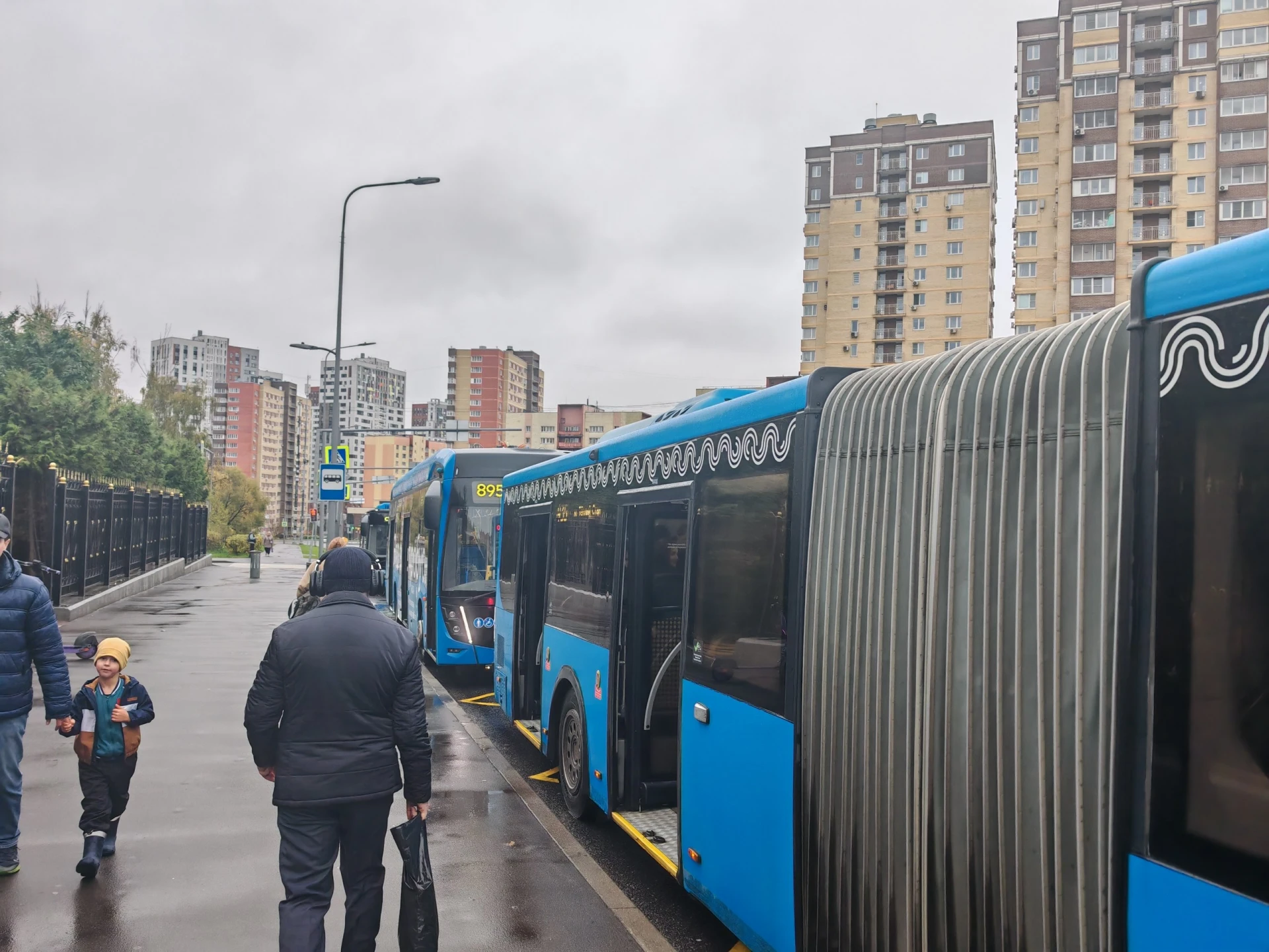 Пока автобусы МосГорТранса будут ездить тройками с большими интервалами между, проблема...