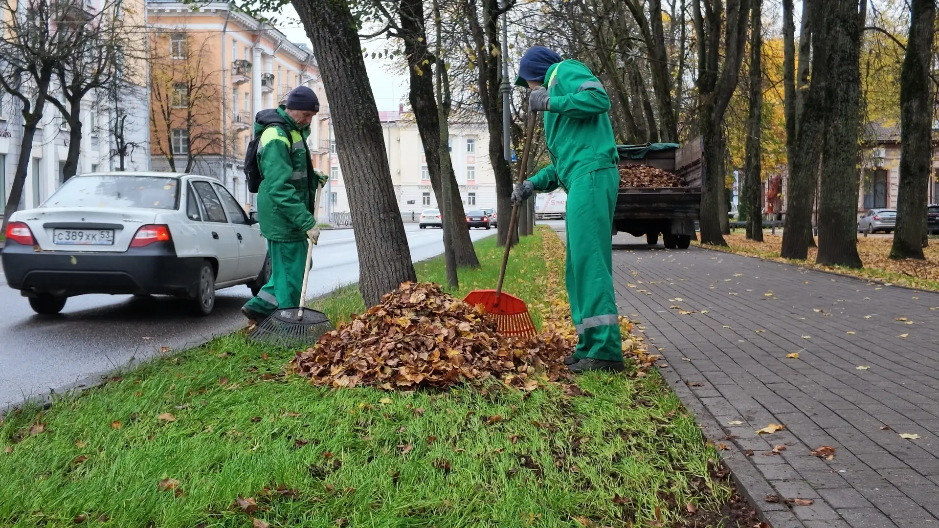 Спецбригады и неравнодушные жители помогут убрать осеннюю листву с улиц Великого Новгорода