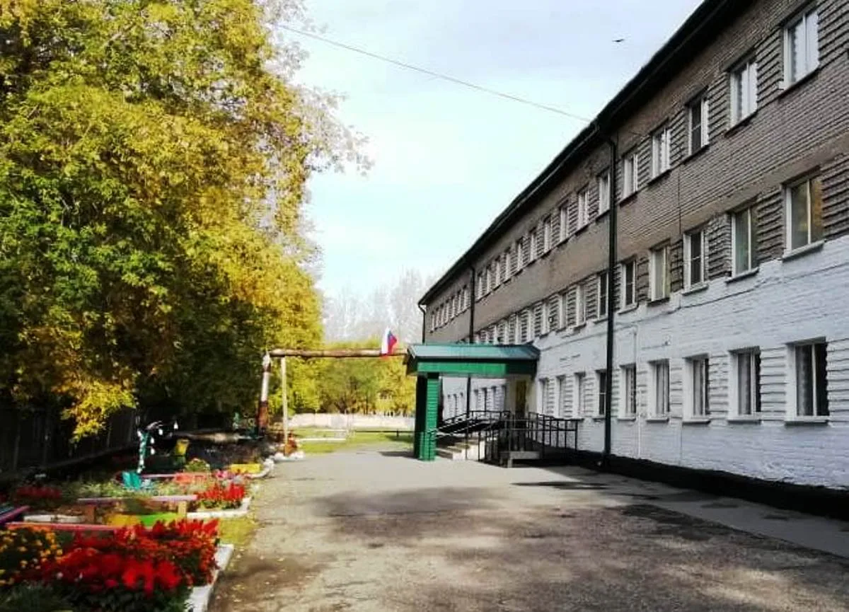 🎨 Творческий субботник: Педагоги школы-интерната превращают школьный двор в арт-парк!