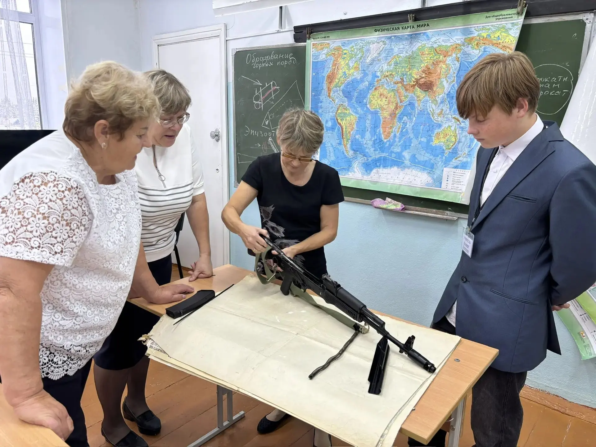 Один день наоборот: как 9-й класс заменил учителей, а педагоги снова сели за парты