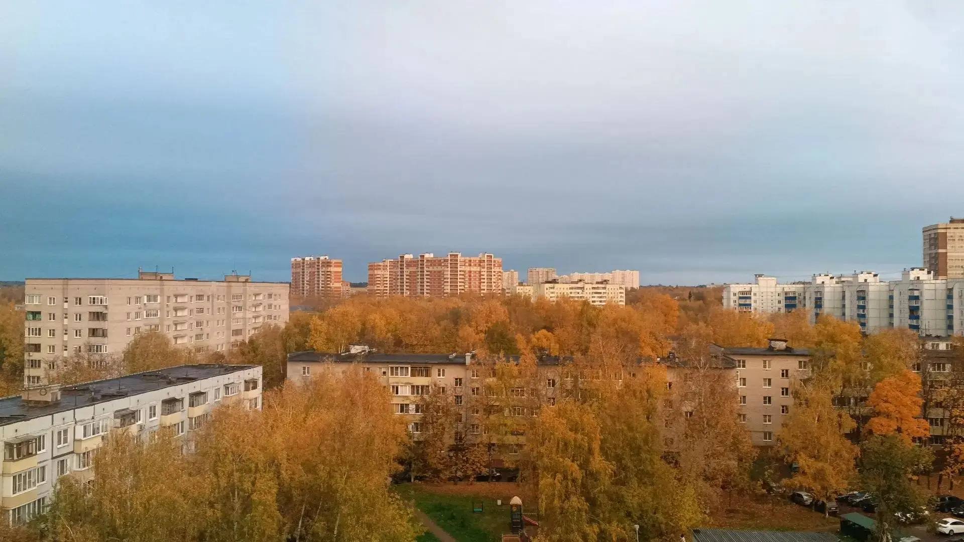 Наш город, укутанный оранжевым покрывалом🧡