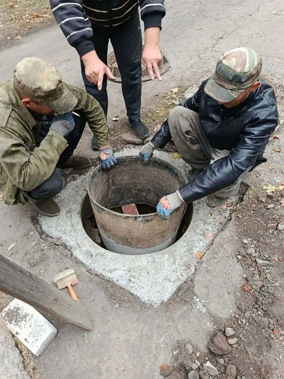 В Новопавловке ремонт аварийных колодцев объединил управляющую компанию, ТОС и жителей....