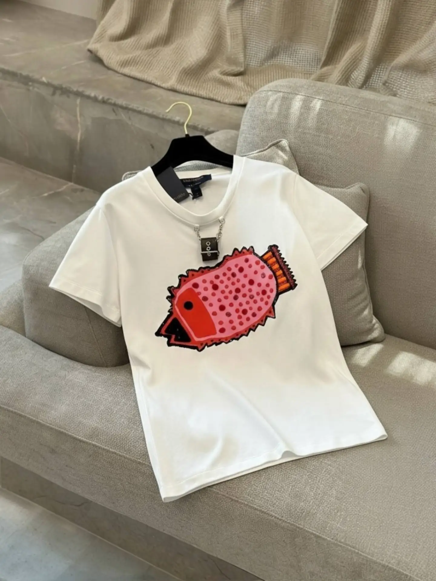 Новая футболка Louis Vuitton x Yayoi Kusama с бархатной рыбкой. Маркировка L, с биркой.