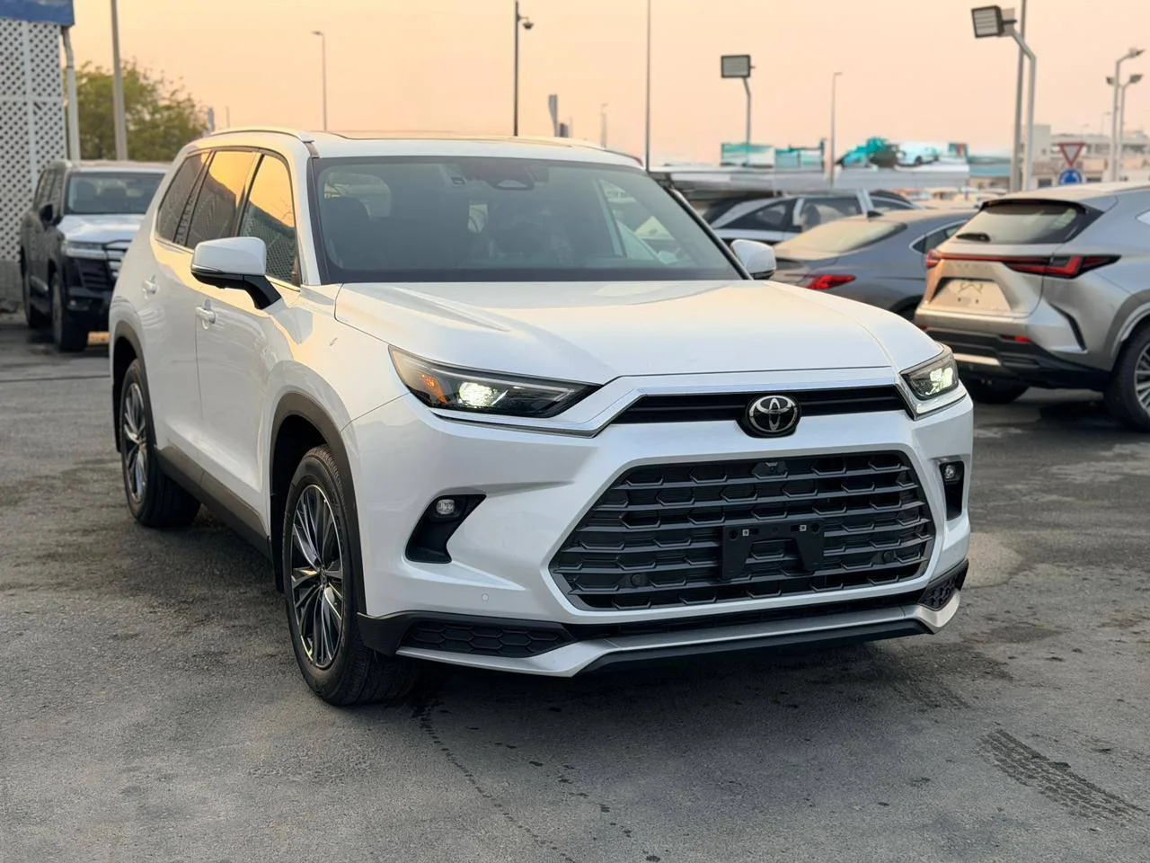 🇺🇸 Toyota Grand Highlander Hybrid MAX Platinum 2023 из ОАЭ: Белый гигант с черным кож...