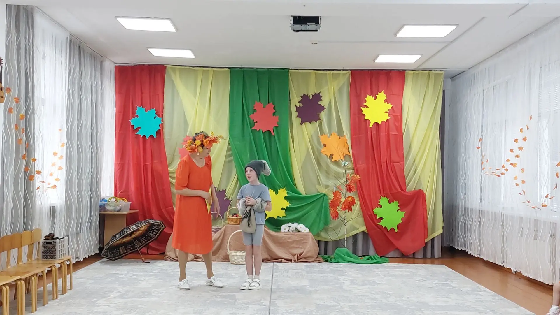 Листья золотые падают, летят,