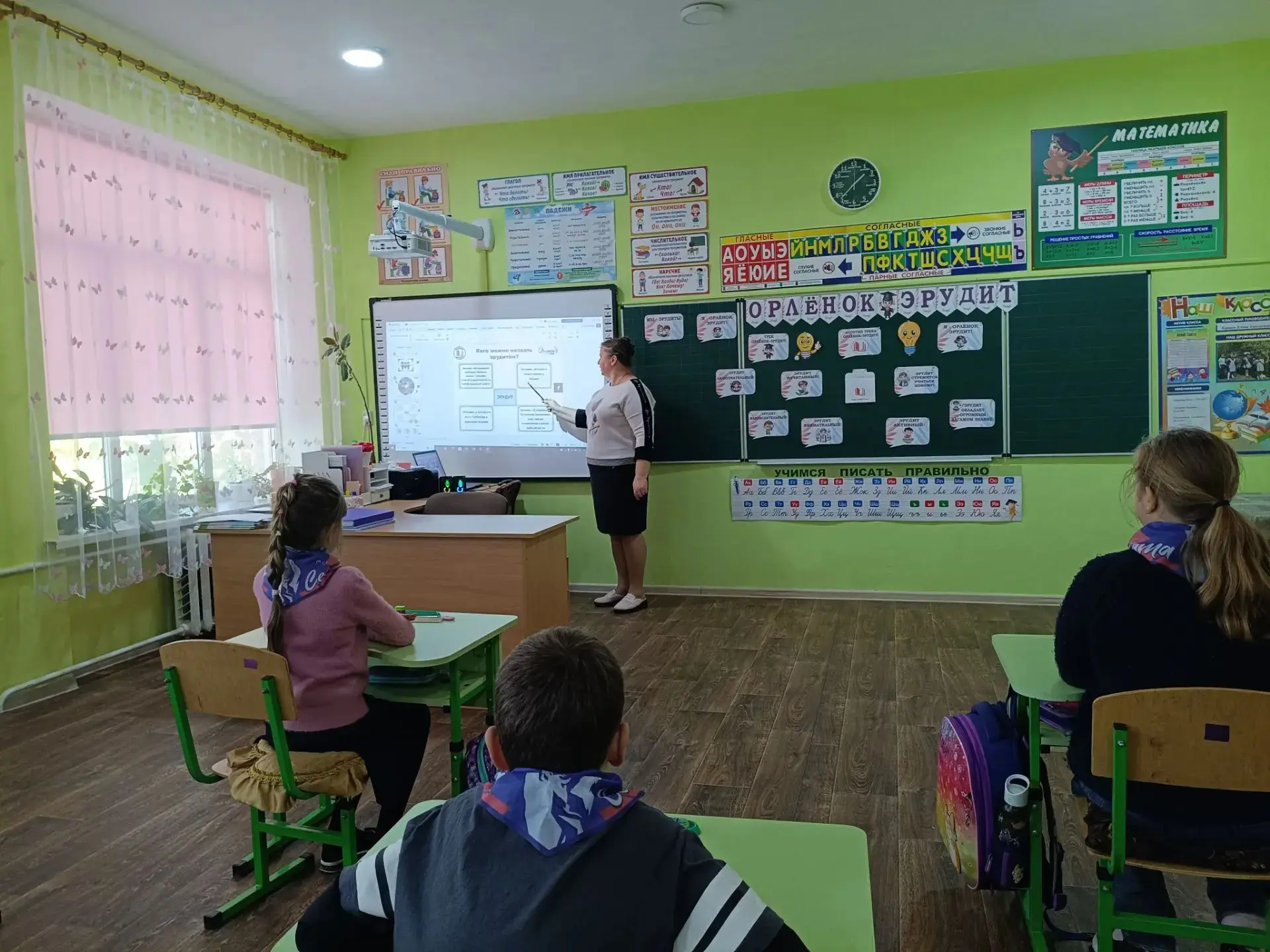 В третьем классе ( кл. руководитель Коршун Е. А.) прошло первое занятие по теме " Кто т...