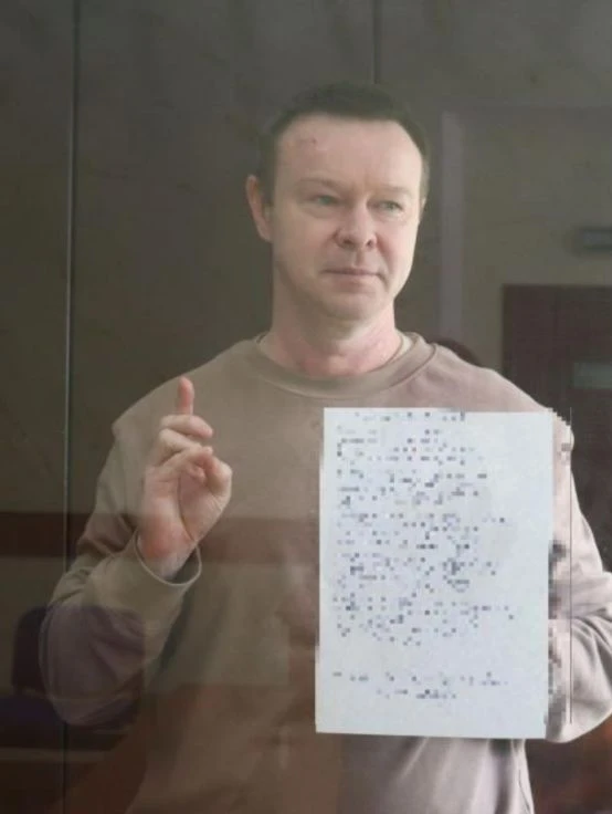 Михаил Комаров, посылает тайные знаки из Суда.