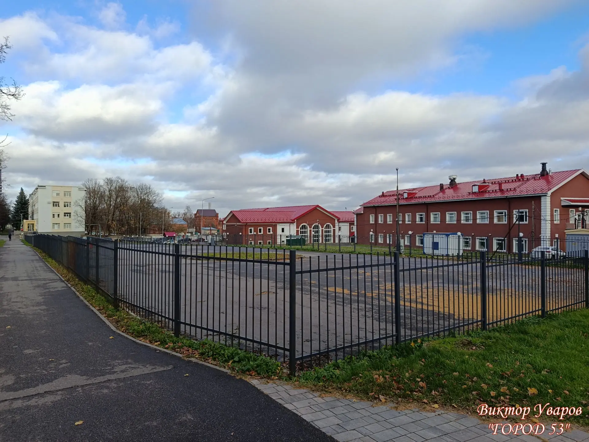 Платная парковка в начале улицы Великой, построенная на месте снесённого здания бывшей ...