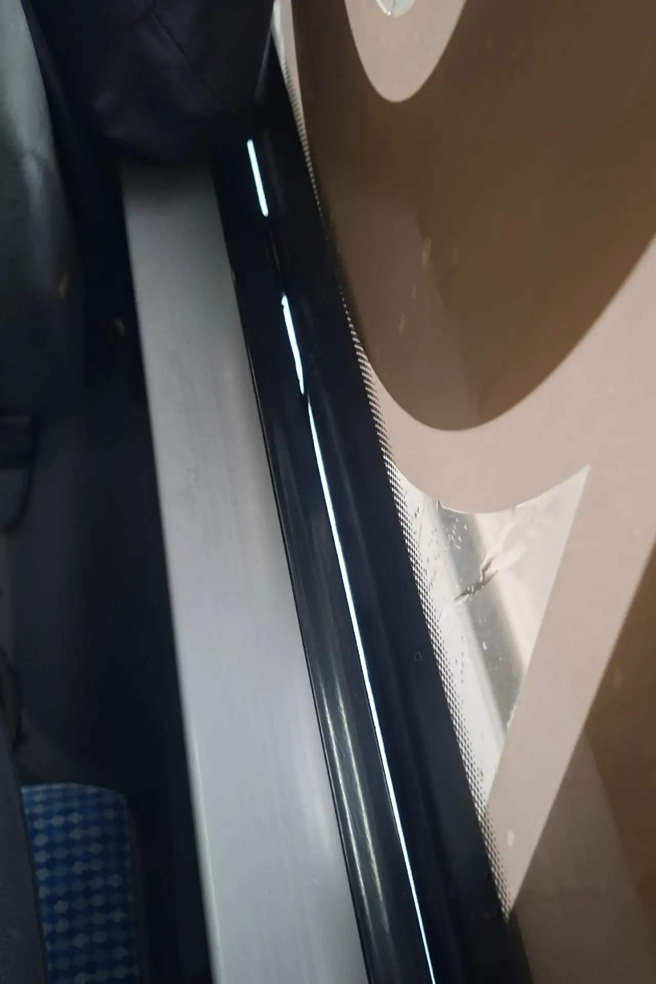 Сегодня в автобусе 42 увидел что окно отходит. Борт машины выставил. Организация перево...