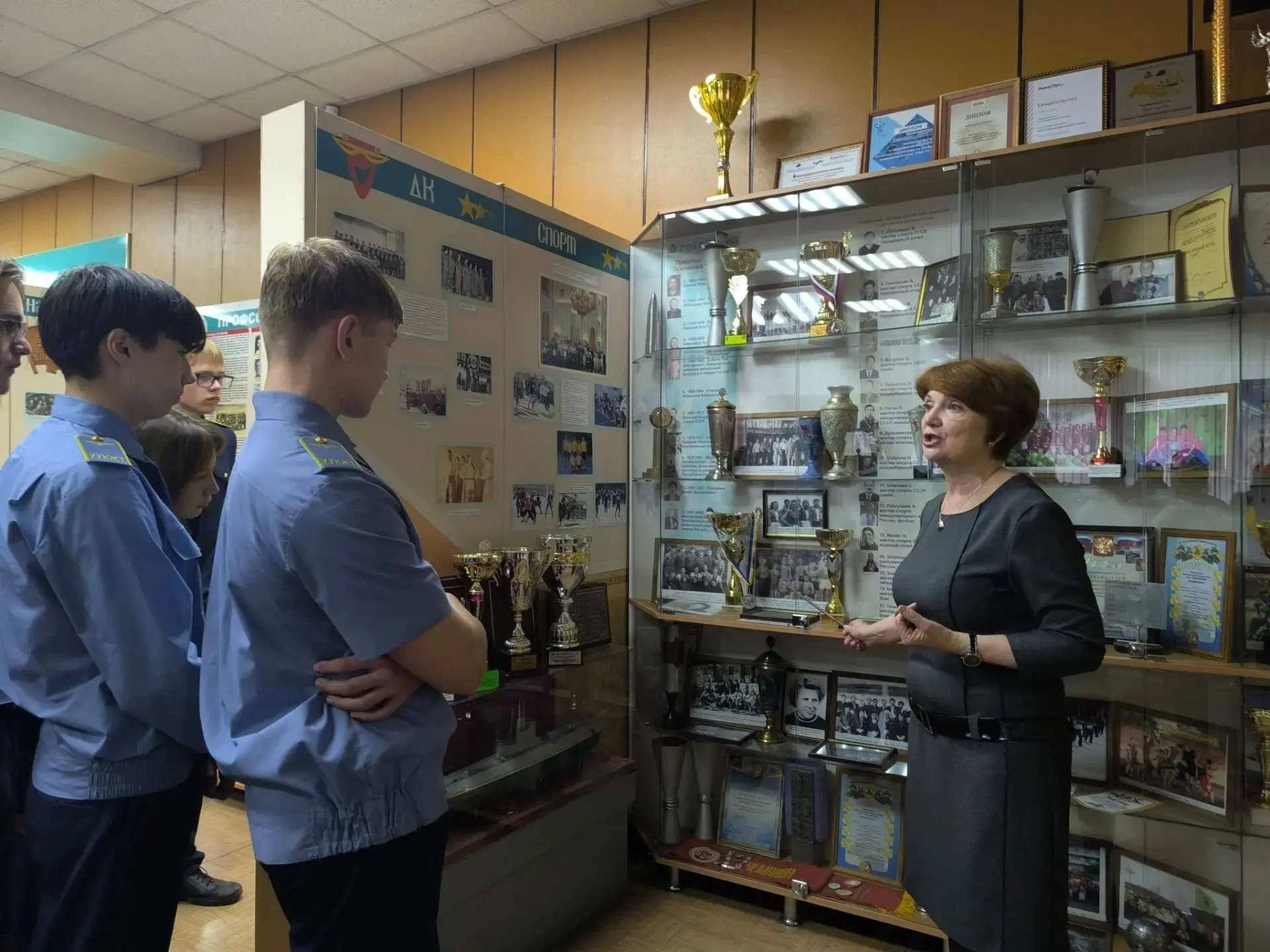 📝 В рамках "Недели без турникетов" студенты группы ЭЛС.-П.9-26-2  посетили ЛВРЗ!