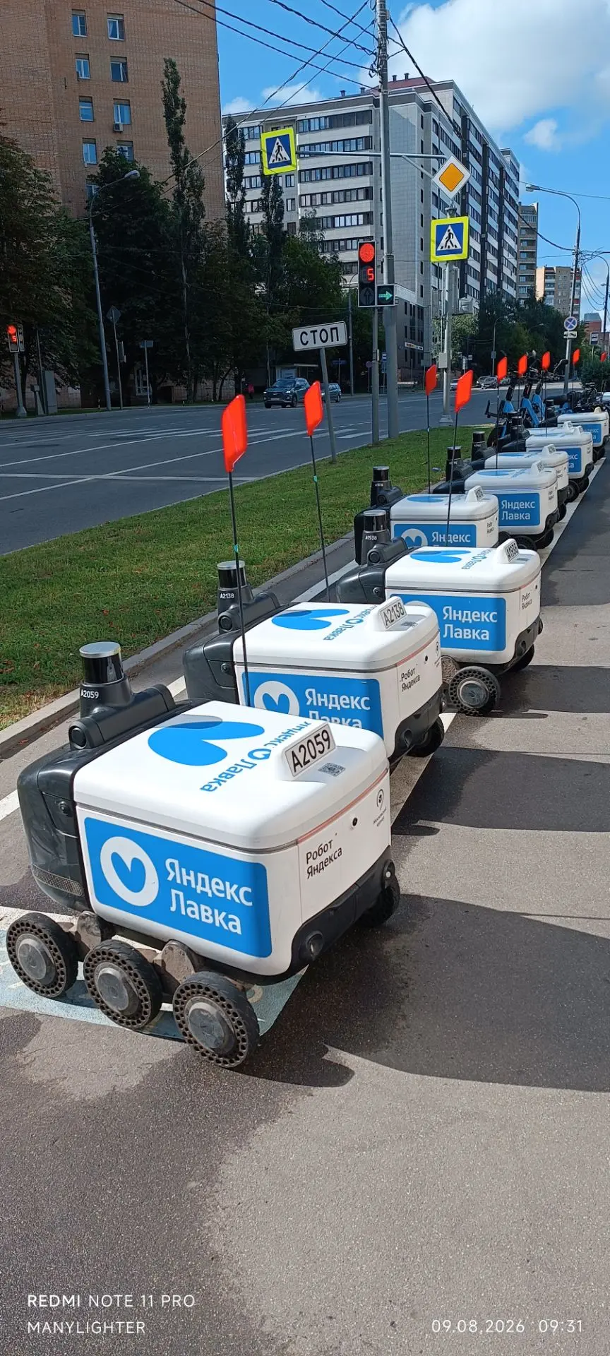 Роботы - доставщики Яндекс лавки ждут заказы