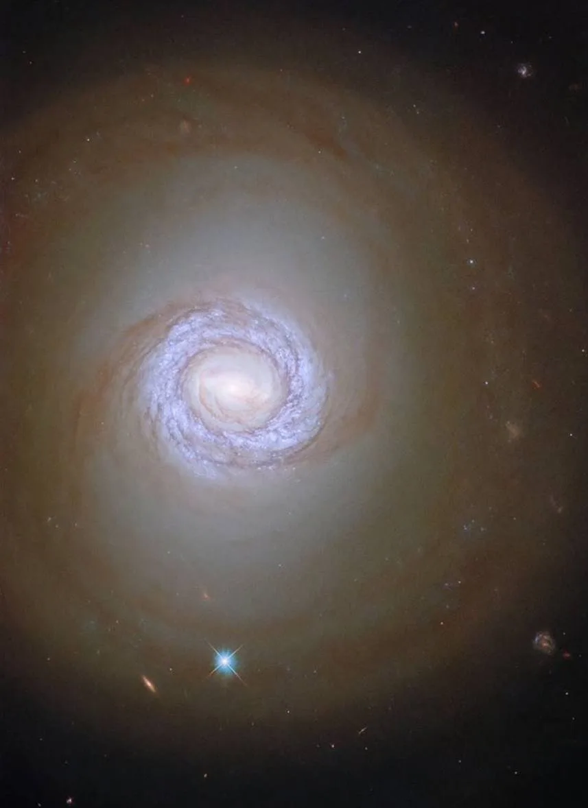 Снимок красивой спиральной галактики NGC 1317 от телескопа Хаббл!