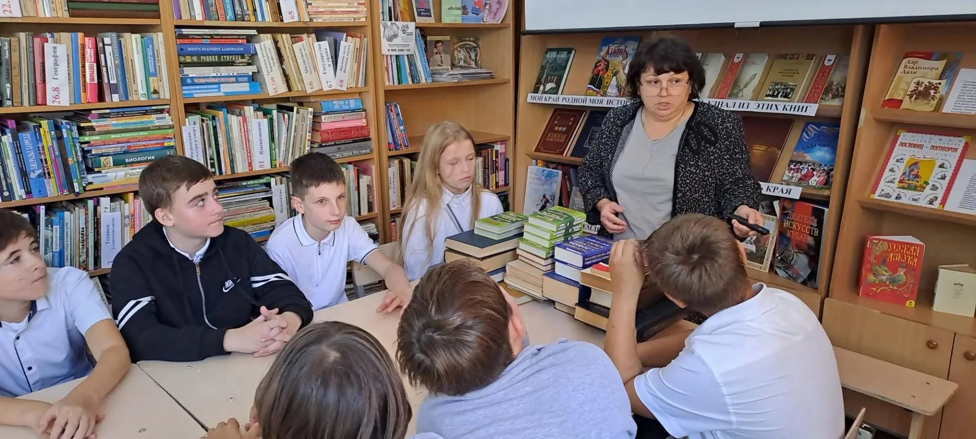 В 6 «Г» классе прошёл познавательный библиотечный урок. Библиотекари познакомили ребят ...