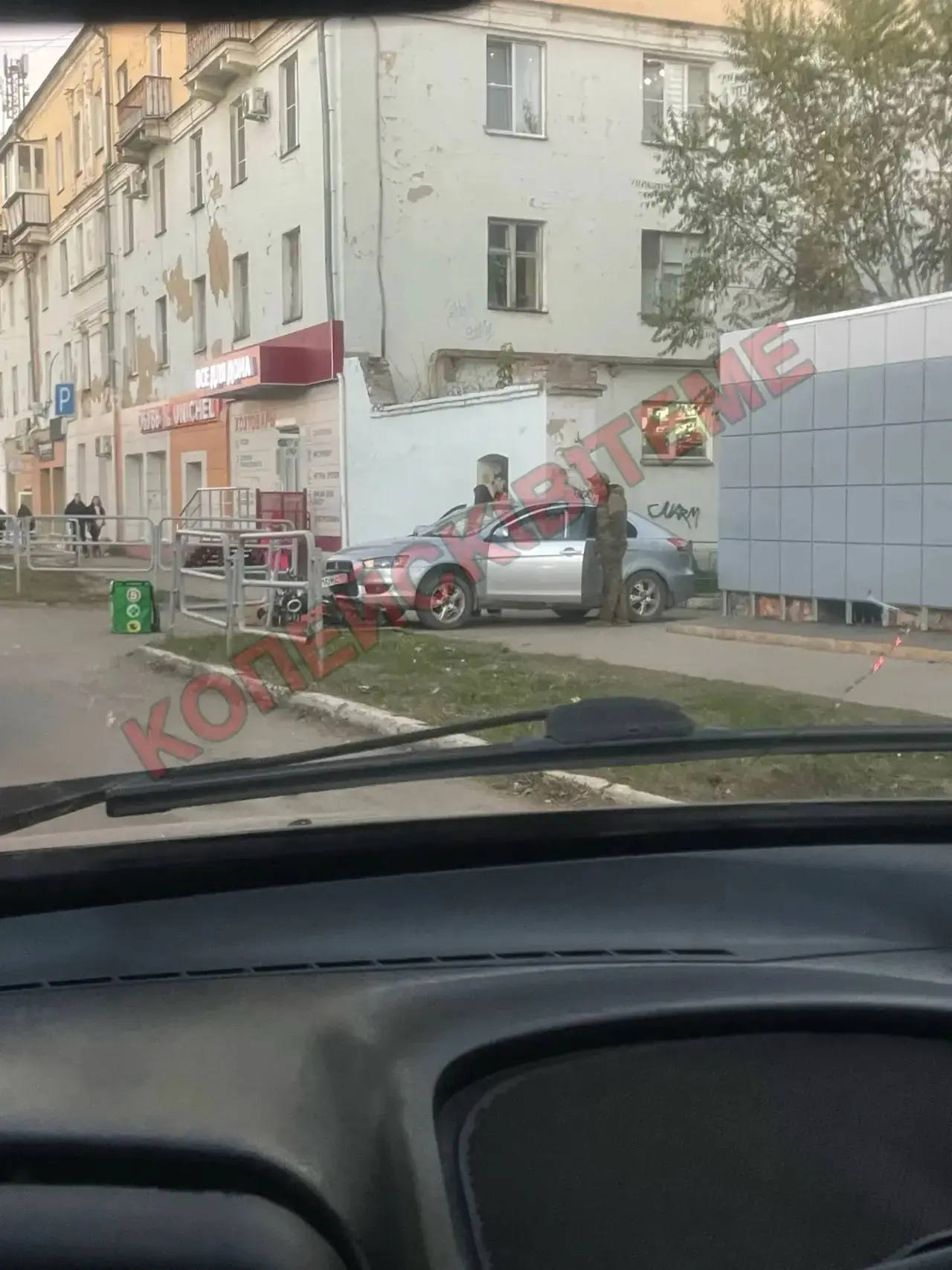 😨В Копейске водитель сбил курьера на электросамокате