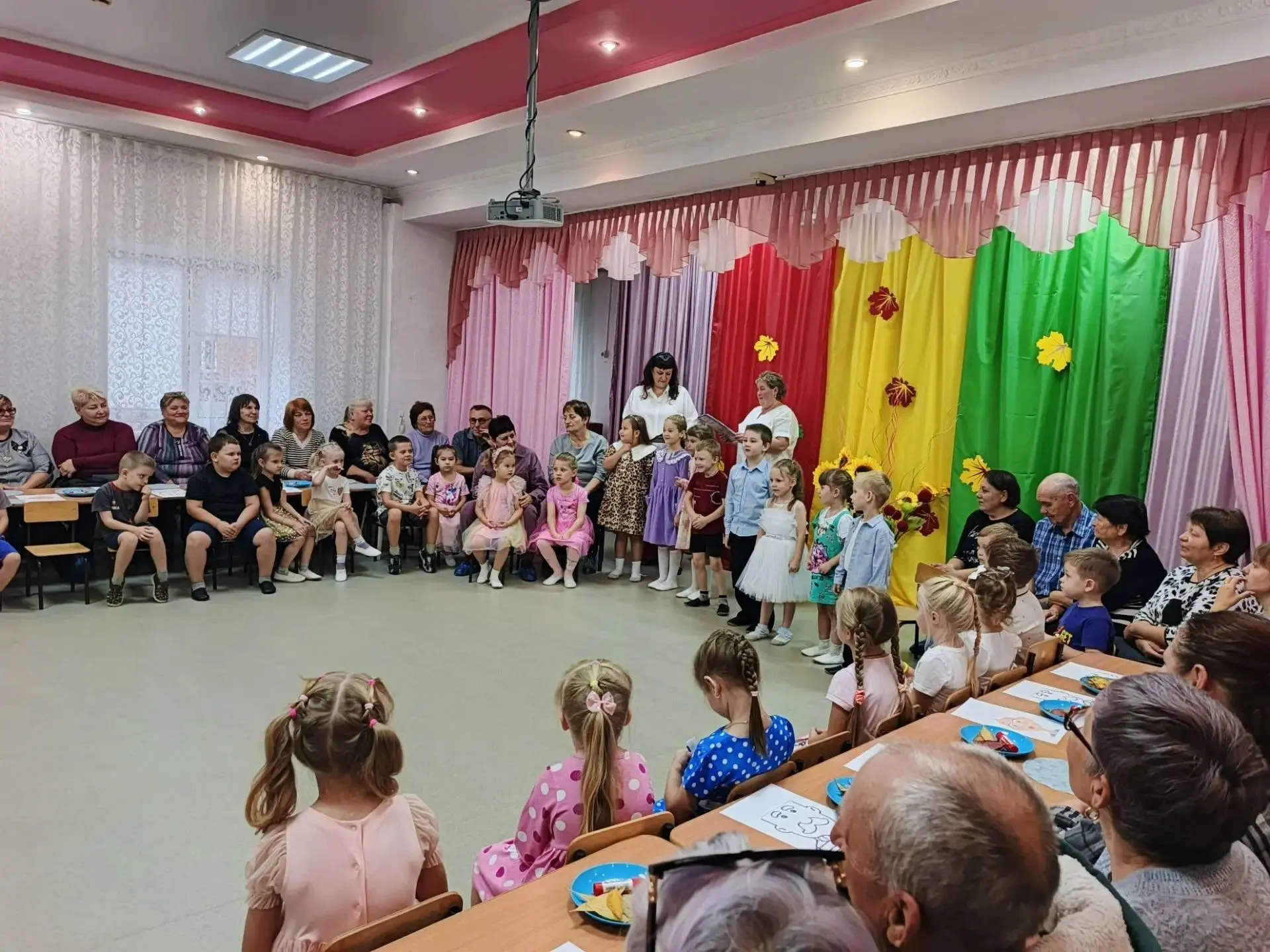 7 октября к ребятам-дошколятам приходили в гости бабушки и дедушки. Они вместе с детьми...