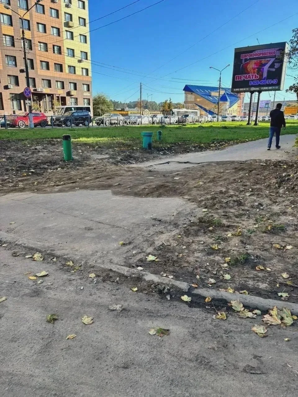 Городские газоны остались перекопанными