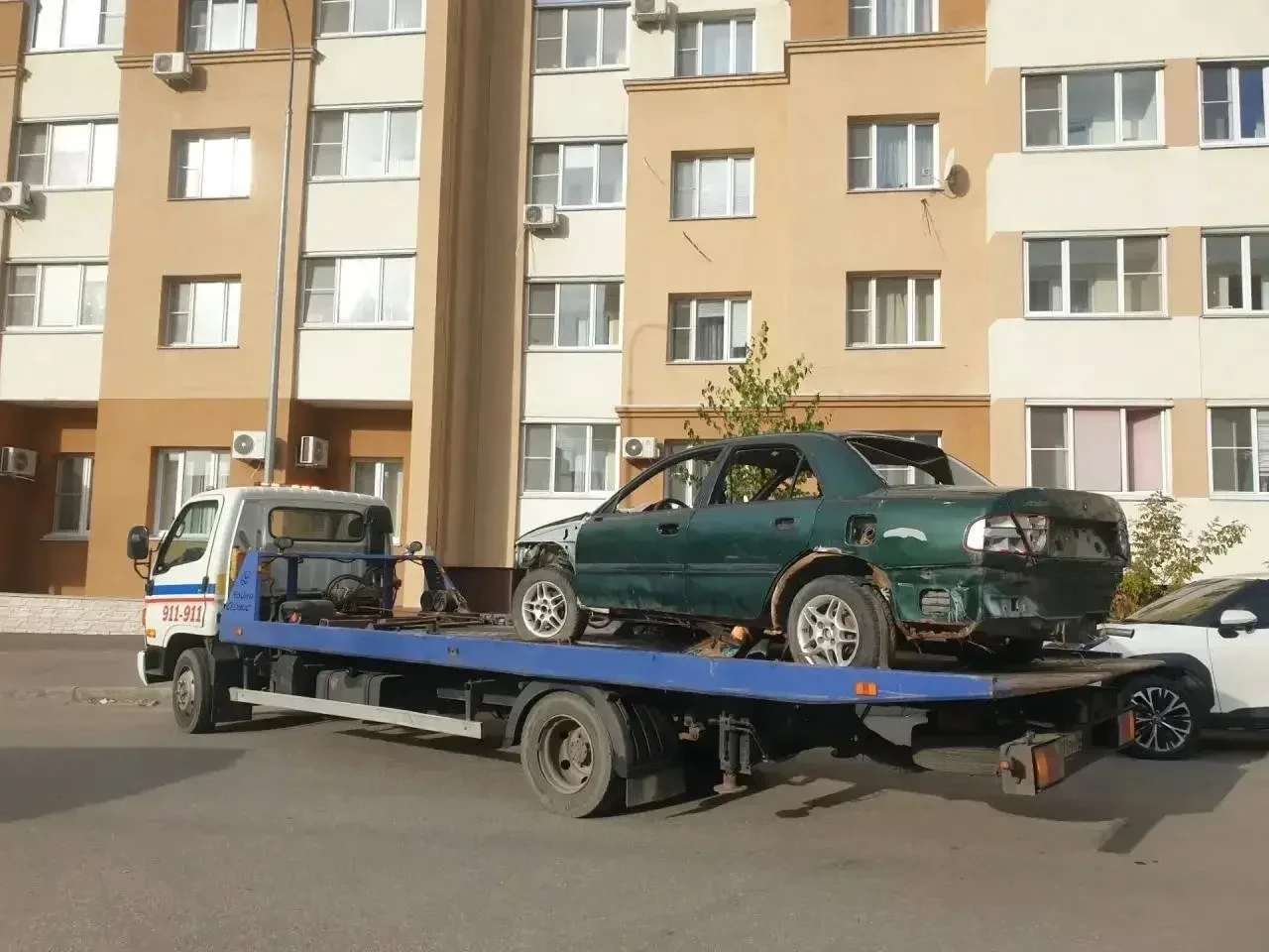 В Пензе начали принудительно эвакуировать брошенные автомобили. Машины увезли от дома №...