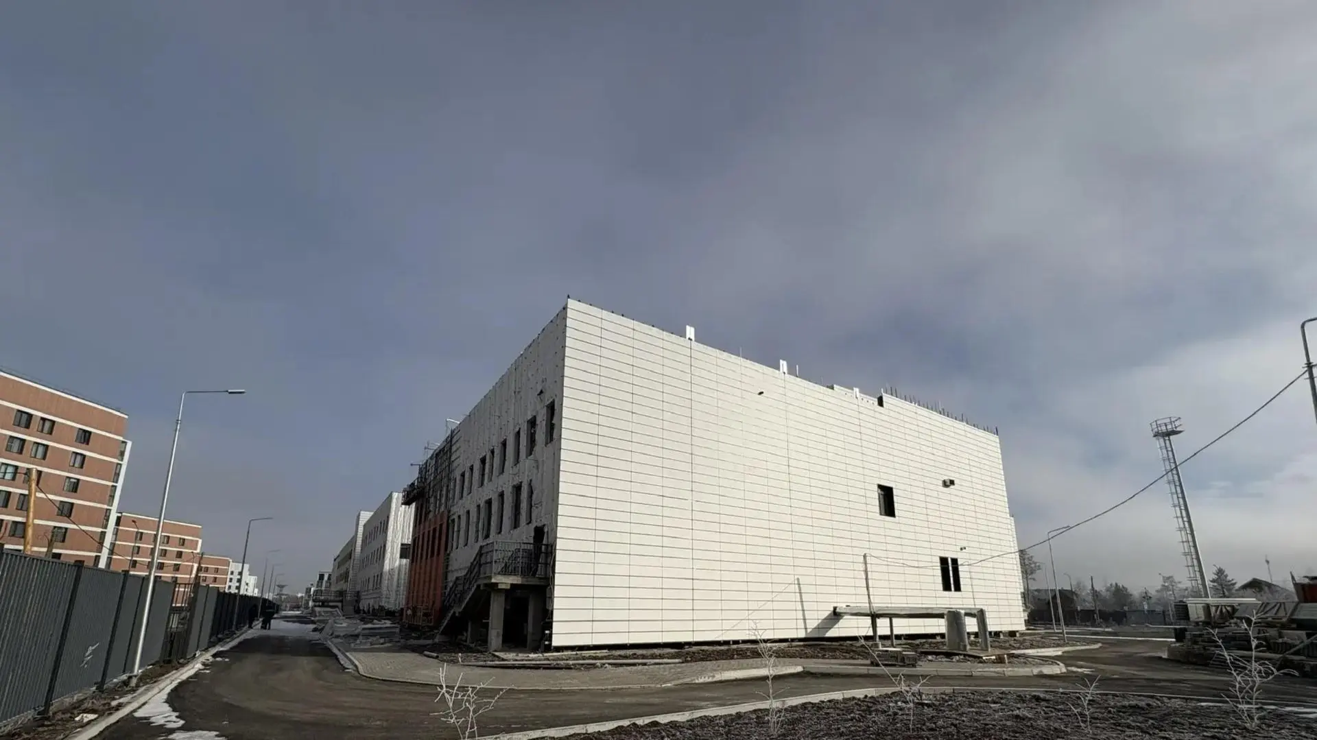 Новая школа в микрорайоне Звёздный готова уже на 82%