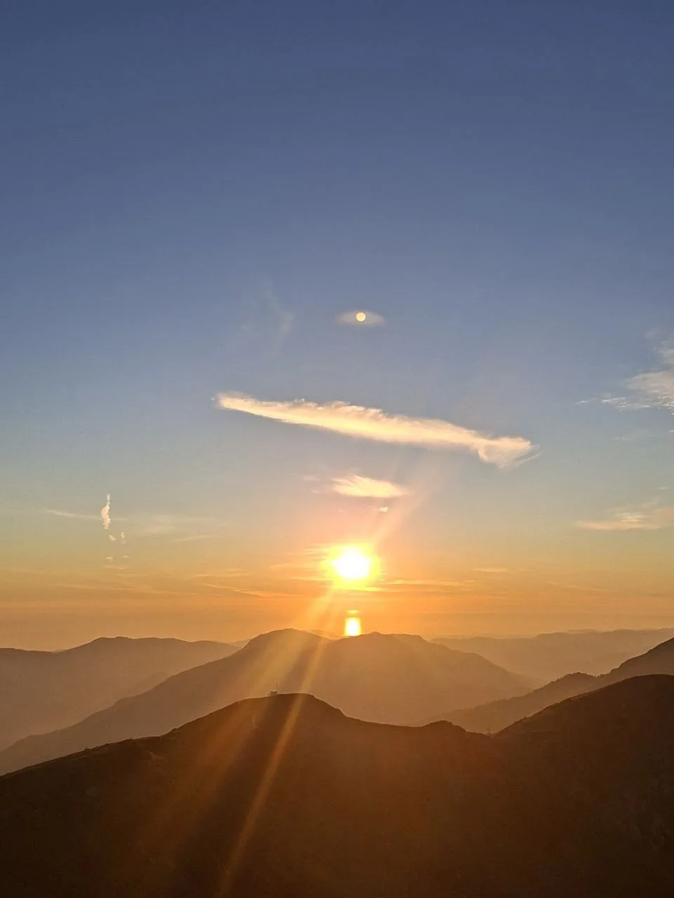 Есть в горных закатах что-то особенное… 🌄