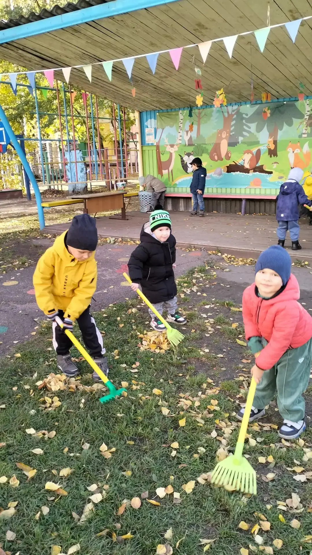 🍂 Маленькие помощники на большом субботнике! 🍁